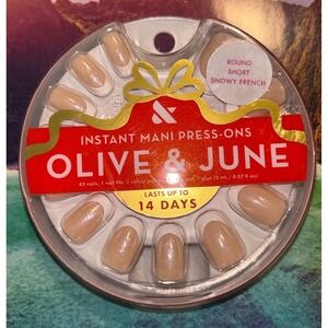 Olive & June Instant Mani Press-On Nails Snowy French Round Short 42ct Kit